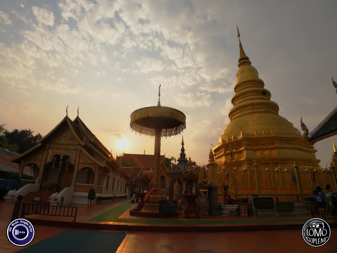 วิวยามเย็น พระธาตุหริภุญชัย จ.ลำพูน  ประเภทเลนส์ Wide Angle 0.6x HD  อุปกรณ์ที่ใช้ถ่ายรูป Huawei >> Mate 9  รีวิวโดย Minnie